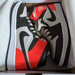 NIB Women's Nike Air Jordan 1 Mid SE Size 9.5